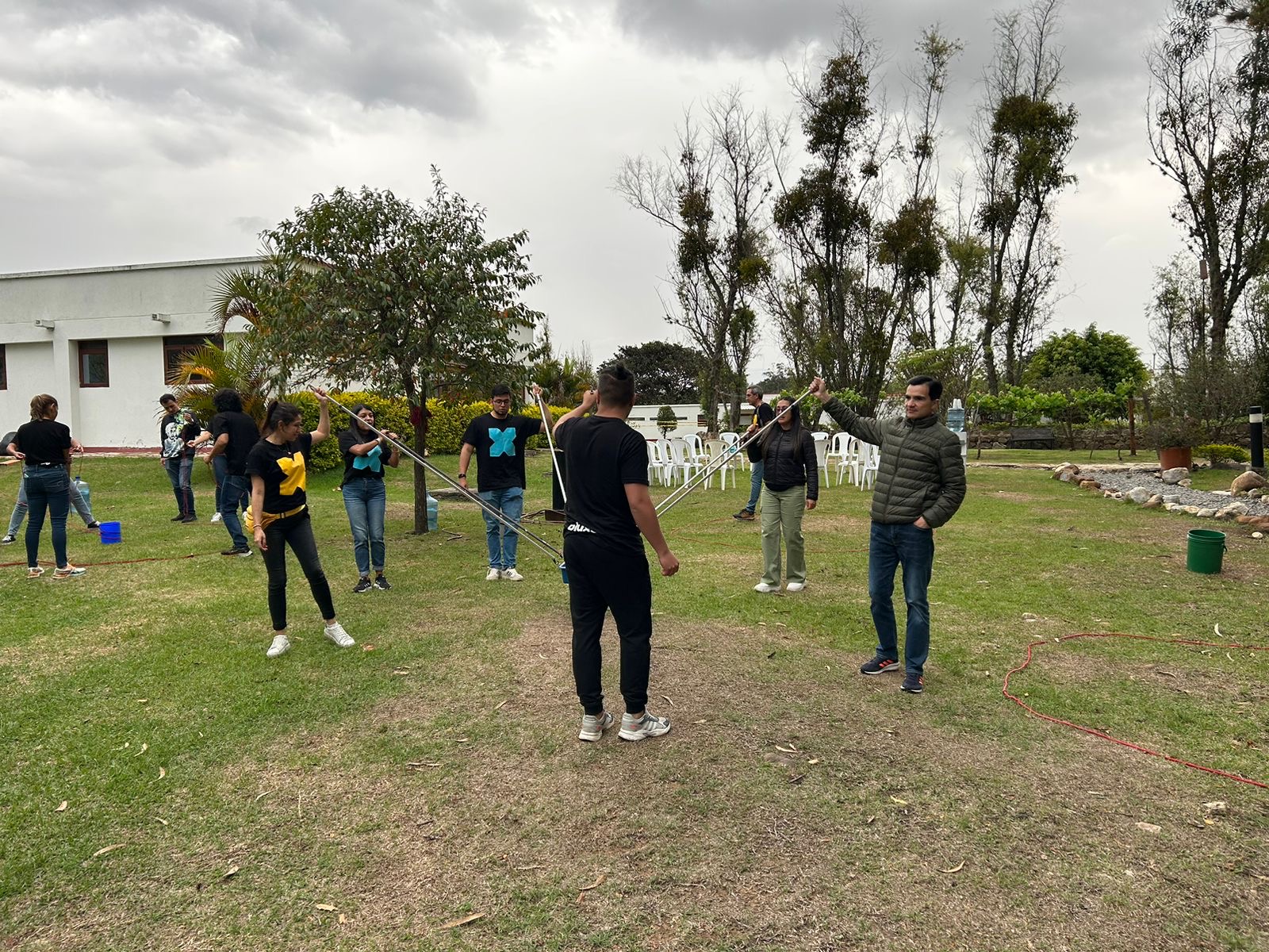 Equipo coordinando una dinámica al aire libre
