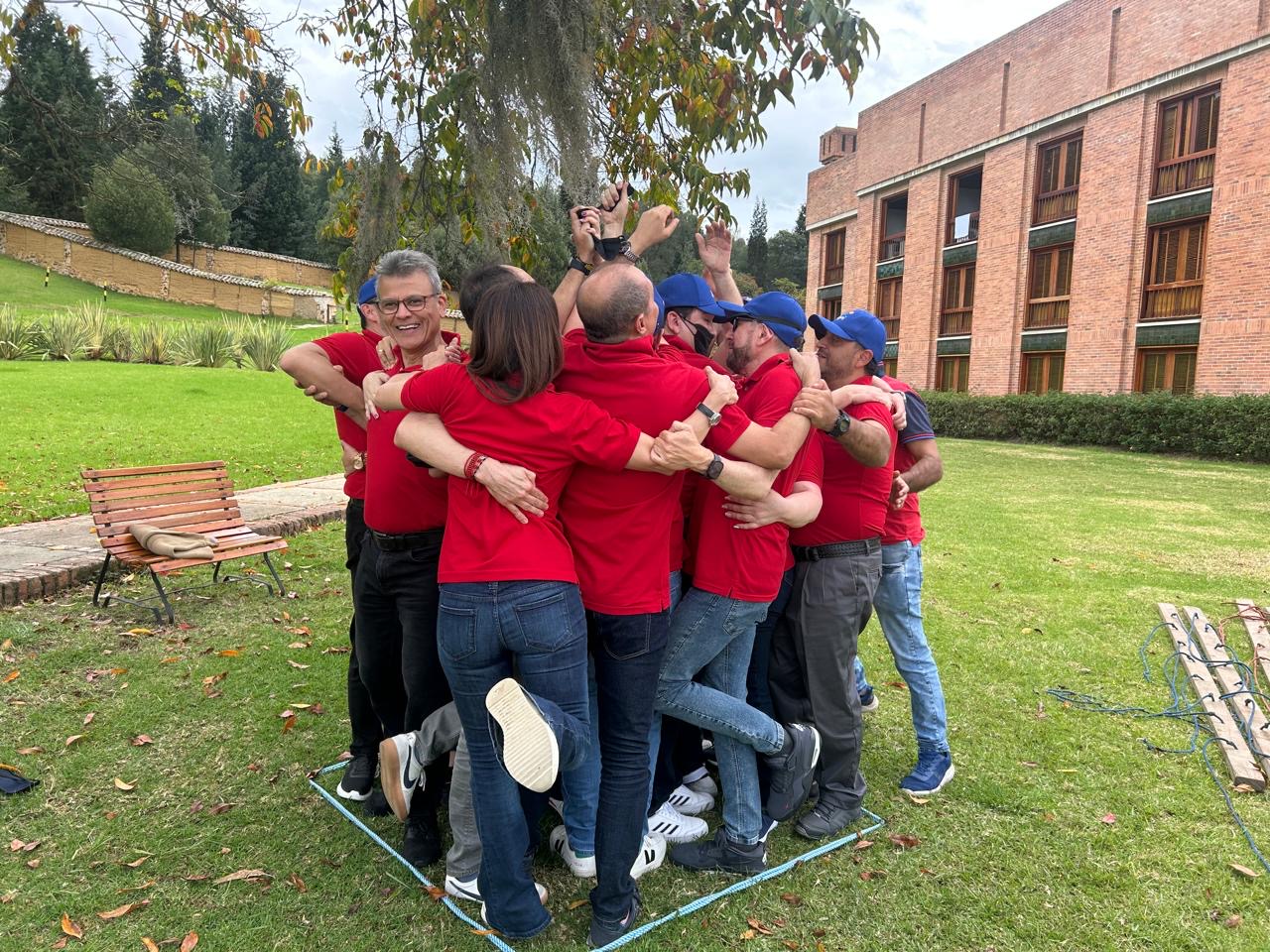 Equipo en abrazo colectivo celebrando