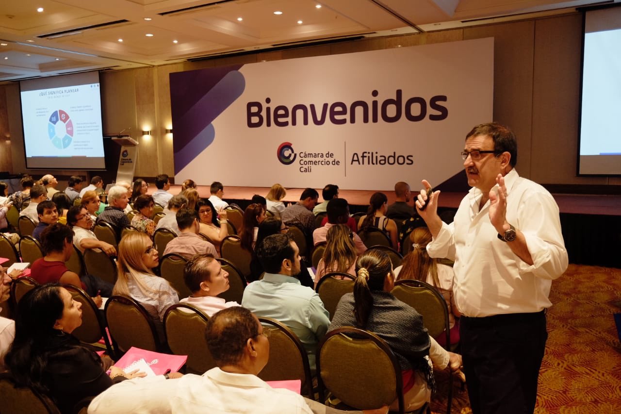 Conferencista OCC frente a una audiencia